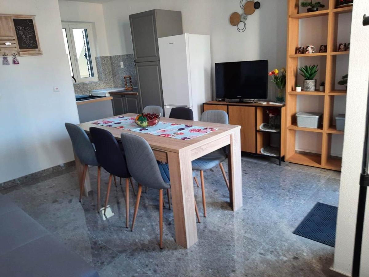 Ema Apartment Brela Bagian luar foto